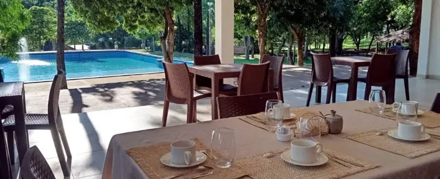 Comedor abierto con vista a la piscina