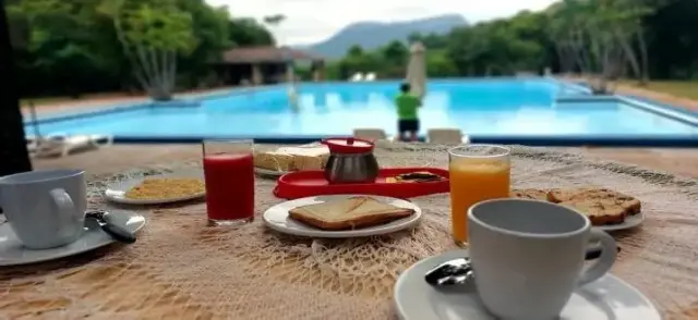 Desayuno frente a la piscina