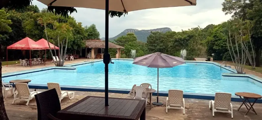Piscina con sombrillas y vista a los cerros