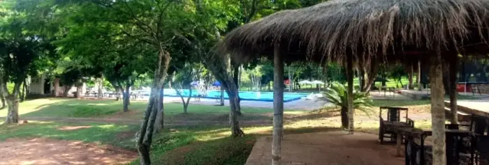 Quinchos de paja junto a la piscina